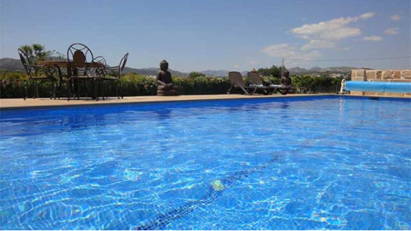 別墅游泳池需要哪些水處理設(shè)備，后期又要怎么維護(hù)呢？